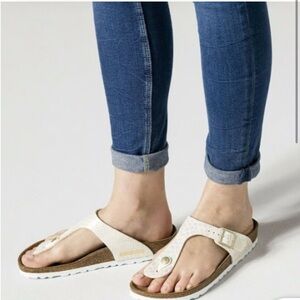 BIRKENSTOCK Gizeh Shiny Snake Cream Sandals